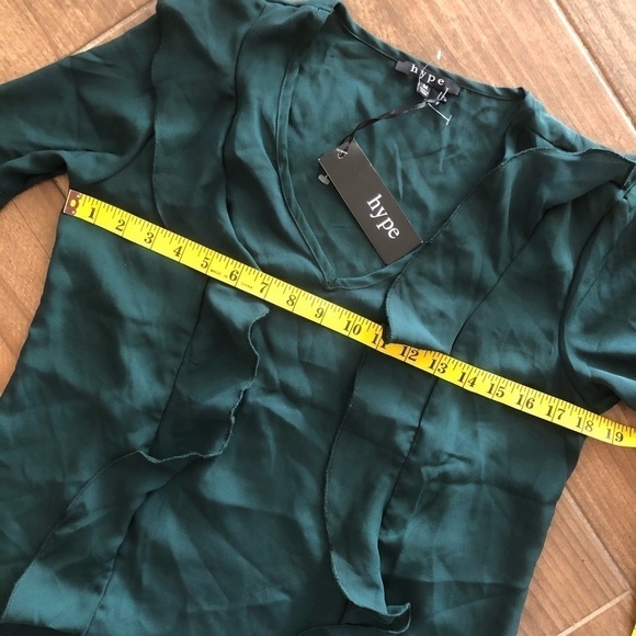 Bell sleeves Blouse Size Medium New with tags - Picture 7 of 8